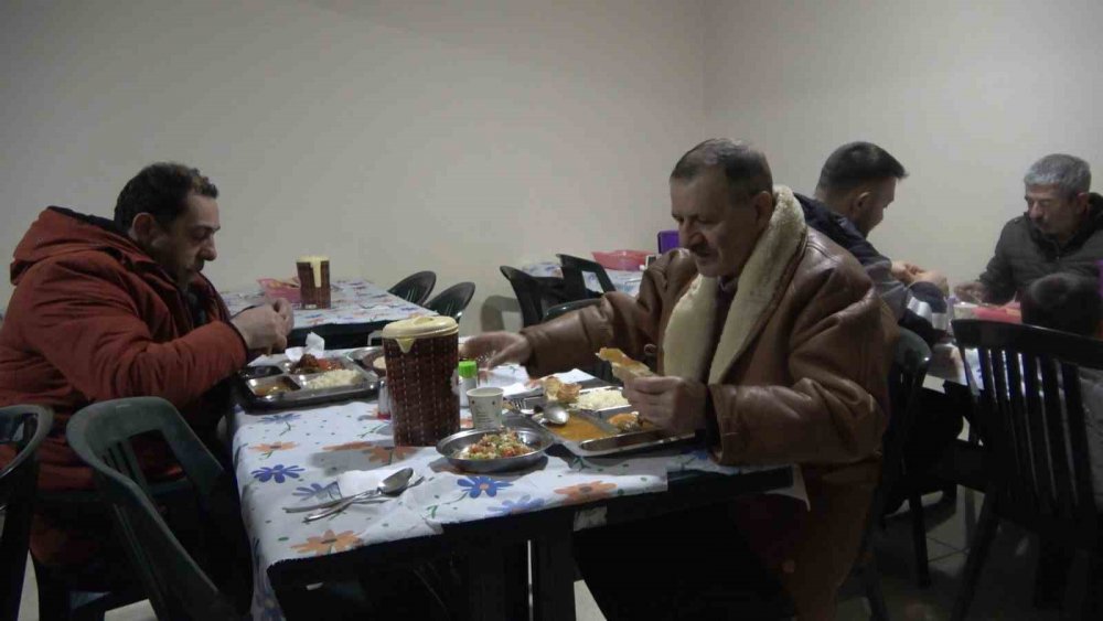 GÜMÜŞHANE-ERZİNCAN KARAYOLU ÜZERİNDEKİ KIRIKLI KÖYÜNDE 19 YILDIR HER RAMAZAN AYINDA YOLDAN GEÇENLER İÇİN ÜCRETSİZ İFTAR YEMEĞİ VERİLİYOR