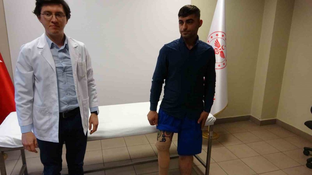 HATAY'DA YIKILAN EVİN ENKAZINDA PROTEZ BACAĞI KIRILAN 28 YAŞINDAKİ MEHMET KARABULUT'A BOLU'DA YENİ PROTEZ BACAK TAKILDI