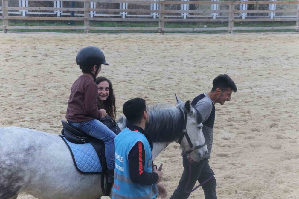 KAHRAMANMARAŞ MERKEZ ÜSLÜ DEPREMLERİN ARDINDAN YAŞADIKLARI ŞEHİRLERİ TERK ETMEK ZORUNDA KALARAK AİLELERİ İLE BİRLİKTE KASTAMONU'YA GÖÇ EDEN ÖZEL ÇOCUKLAR, ATA BİNEREK MORAL BULDU