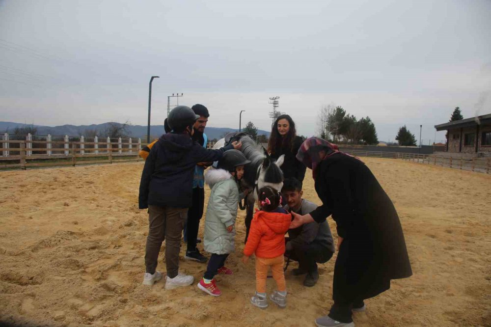 KAHRAMANMARAŞ MERKEZ ÜSLÜ DEPREMLERİN ARDINDAN YAŞADIKLARI ŞEHİRLERİ TERK ETMEK ZORUNDA KALARAK AİLELERİ İLE BİRLİKTE KASTAMONU'YA GÖÇ EDEN ÖZEL ÇOCUKLAR, ATA BİNEREK MORAL BULDU
