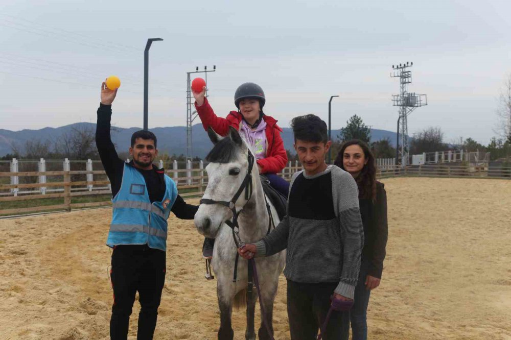 KAHRAMANMARAŞ MERKEZ ÜSLÜ DEPREMLERİN ARDINDAN YAŞADIKLARI ŞEHİRLERİ TERK ETMEK ZORUNDA KALARAK AİLELERİ İLE BİRLİKTE KASTAMONU'YA GÖÇ EDEN ÖZEL ÇOCUKLAR, ATA BİNEREK MORAL BULDU