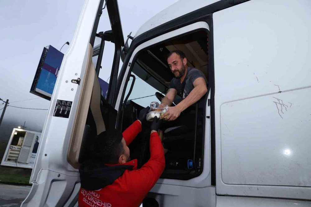 ORDU BÜYÜKŞEHİR BELEDİYESİ, İL DIŞINA SEYAHAT EDEN VATANDAŞLARA VE İŞ NEDENİYLE YOLCULUK YAPAN UZUN YOL ŞOFÖRLERİ İÇİN KARADENİZ SAHİL YOLU ÜZERİNDE İFTAR STANTLARI KURDU