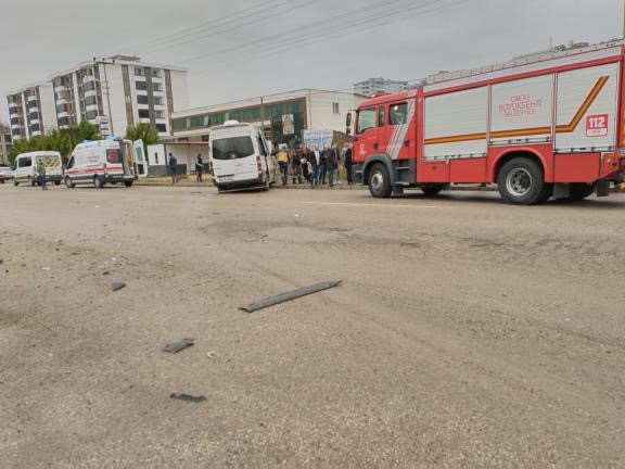 ORDU'NUN FATSA İLÇESİNDE ÖĞRETMEN SERVİSİ VE FARKLI 2 ARACIN KARIŞTIĞI TRAFİK KAZASINDA 8 KİŞİ YARALANDI