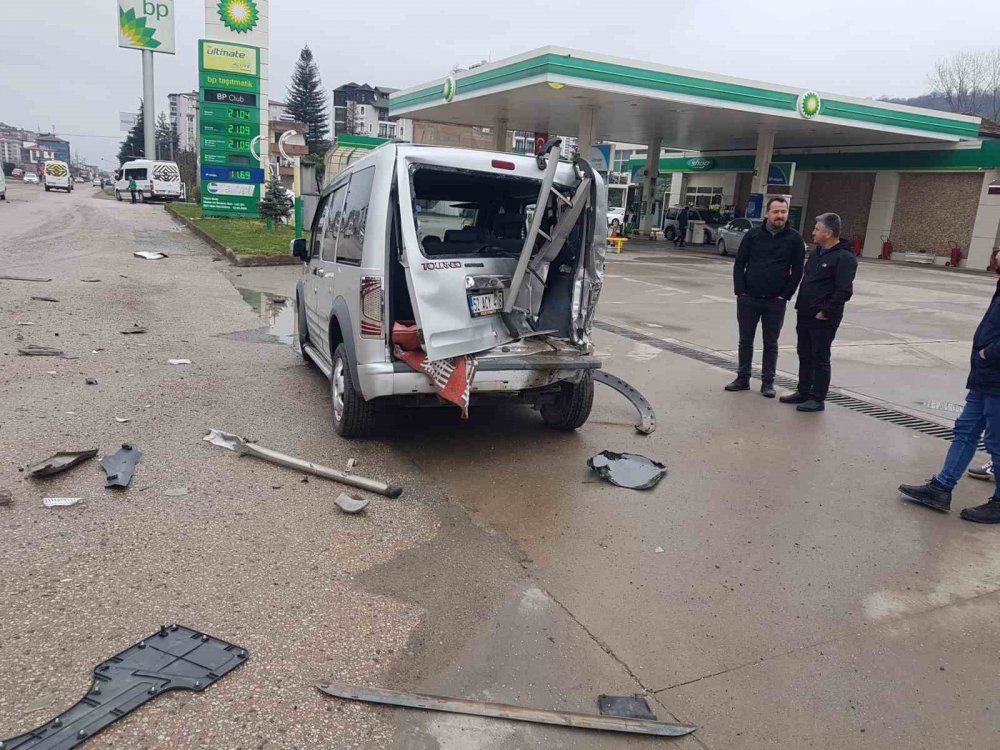 ORDU'NUN FATSA İLÇESİNDE ÖĞRETMEN SERVİSİ VE FARKLI 2 ARACIN KARIŞTIĞI TRAFİK KAZASINDA 8 KİŞİ YARALANDI