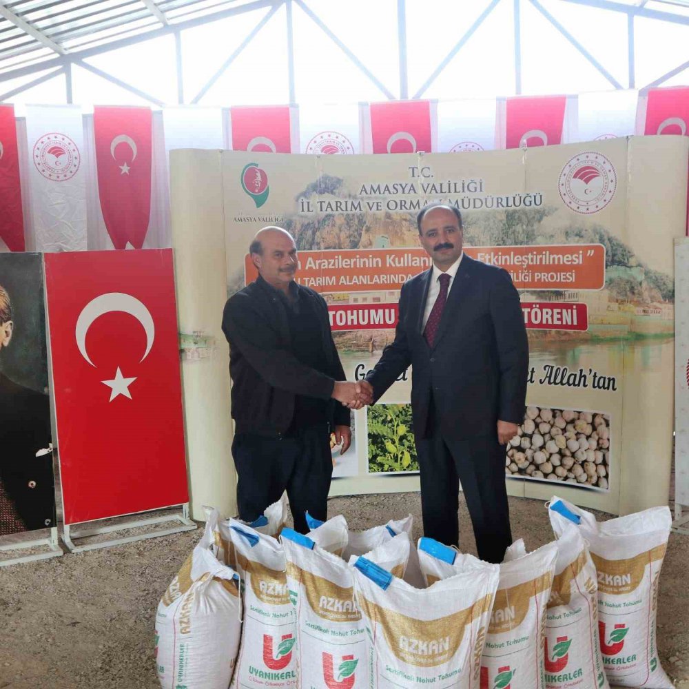 AMASYA'DA UYGULANAN "KURU TARIM ALANLARINDA NOHUT YETİŞTİRİCİLİĞİ PROJESİ" ÇERÇEVESİNDE 400 ÇİFTÇİYE 44,1 TON NOHUT TOHUMU DAĞITILDI