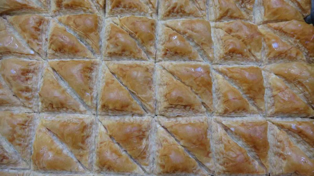 DOĞU KARADENİZ BÖLGESİ'NE ÖZGÜ TATLILARDAN LAZ BÖREĞİ, RAMAZAN'DA EN ÇOK TERCİH EDİLEN TATLILAR ARASINDA YERİNİ ALIYOR