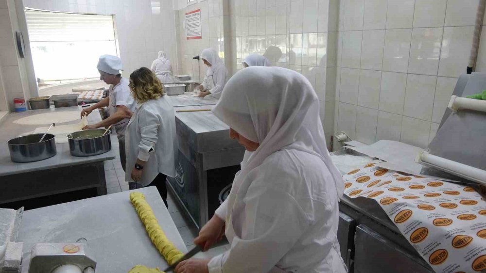 DOĞU KARADENİZ BÖLGESİ'NE ÖZGÜ TATLILARDAN LAZ BÖREĞİ, RAMAZAN'DA EN ÇOK TERCİH EDİLEN TATLILAR ARASINDA YERİNİ ALIYOR