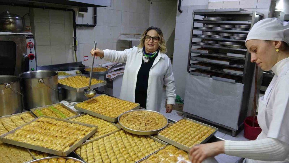 DOĞU KARADENİZ BÖLGESİ'NE ÖZGÜ TATLILARDAN LAZ BÖREĞİ, RAMAZAN'DA EN ÇOK TERCİH EDİLEN TATLILAR ARASINDA YERİNİ ALIYOR