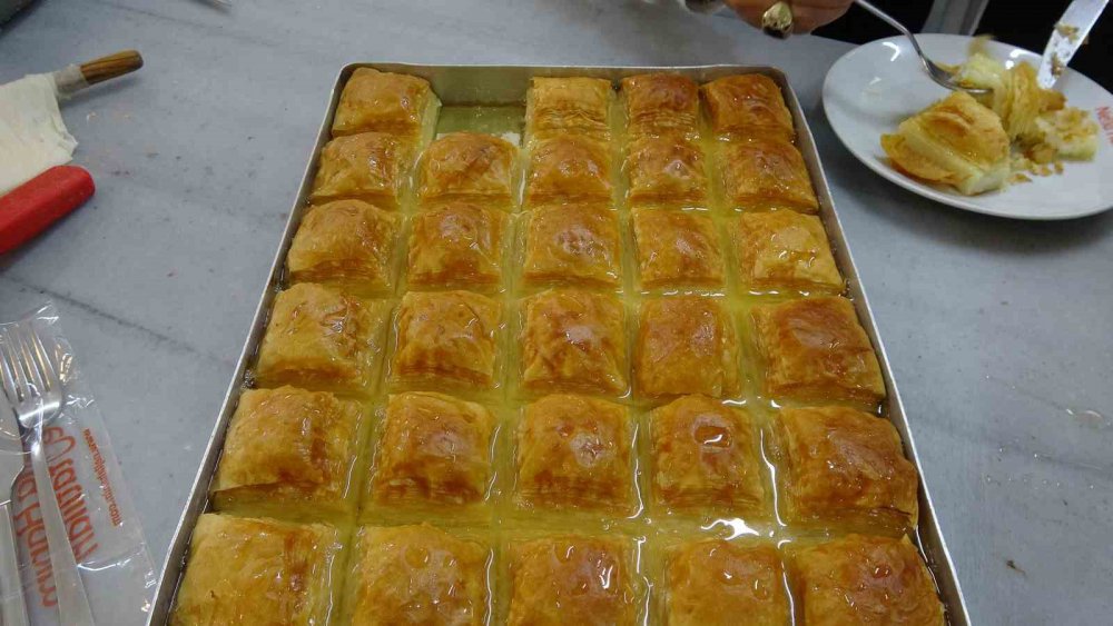 DOĞU KARADENİZ BÖLGESİ'NE ÖZGÜ TATLILARDAN LAZ BÖREĞİ, RAMAZAN'DA EN ÇOK TERCİH EDİLEN TATLILAR ARASINDA YERİNİ ALIYOR