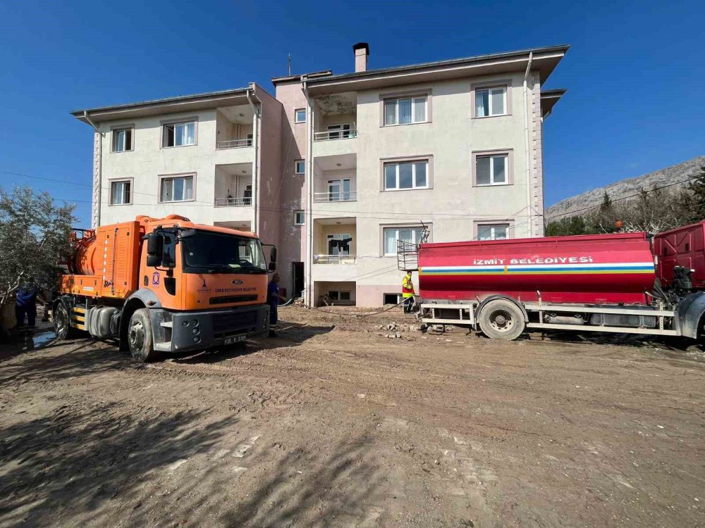 İZMİT BELEDİYESİ, SEL FELAKETİNİN YAŞANDIĞI ADIYAMAN'DA POLİS LOJMANLARININ TEMİZLİK ÇALIŞMALARINA DESTEK VERİYOR