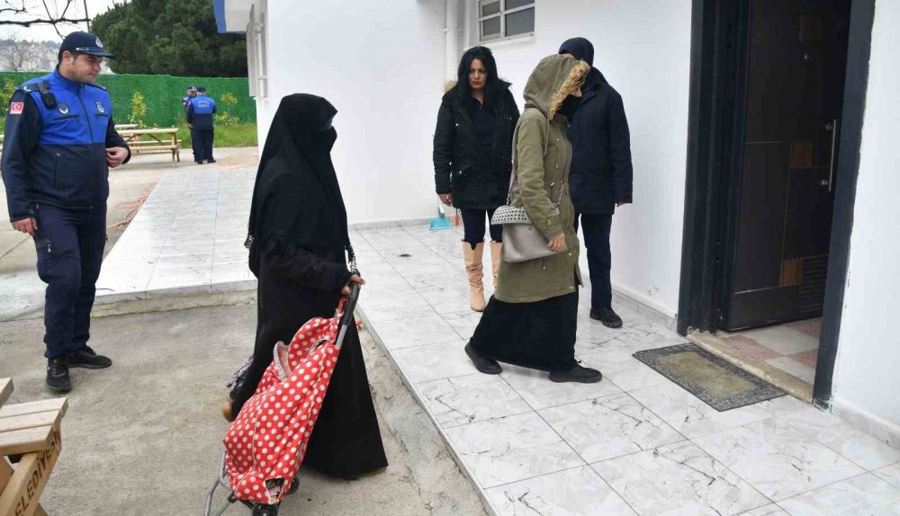 SAMSUN BÜYÜKŞEHİR BELEDİYESİ ZABITA DAİRESİ BAŞKANLIĞI EKİPLERİ, RAMAZAN AYINI FIRSAT BİLEREK VATANDAŞLARIN İNANÇ VE MERHAMET DUYGULARINI SÖMÜREN DİLENCİLERE GÖZ AÇTIRMIYOR