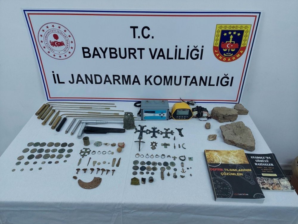 ERZURUM İLE ORDU'DA 9 ŞÜPHELİYE AİT TOPLAM 16 ADRESTE JANDARMA TARAFINDAN YAPILAN OPERASYONLARDA BİZANS DÖNEMİNE AİT YAKLAŞIK BİN YILLIK OLDUKLARI DEĞERLENDİRİLEN TOPLAM 119 ADET SİKKE, HAÇ VE TAKI EŞYASI YAKALANDI