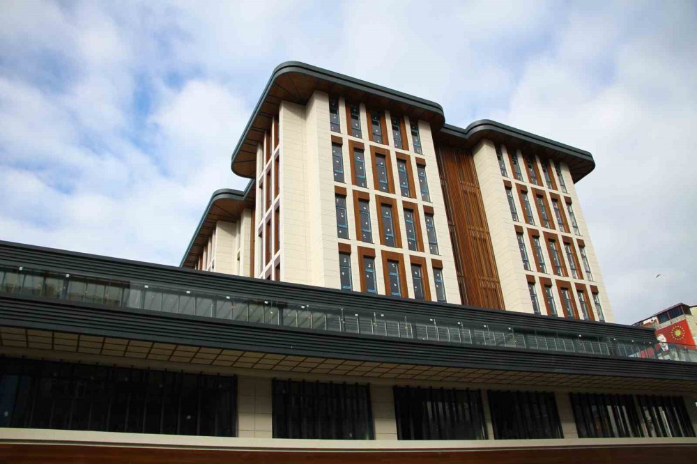 RİZE ŞEHİR MERKEZİNDEKİ ÇARŞI MAHALLESİ'NDE DENİZ SUYUNDAN KAYNAKLI KOROZYON NEDENİYLE SAĞLAMLIĞINI YİTTİRDİĞİ İÇİN YIKILAN BELEDİYE BLOKLARININ YERİNE YÜKSELEN YENİ BİNALARIN İNŞAASINDA SONA GELİNDİ