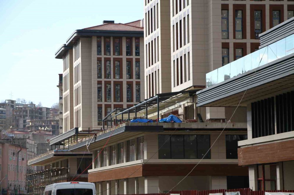 RİZE ŞEHİR MERKEZİNDEKİ ÇARŞI MAHALLESİ'NDE DENİZ SUYUNDAN KAYNAKLI KOROZYON NEDENİYLE SAĞLAMLIĞINI YİTTİRDİĞİ İÇİN YIKILAN BELEDİYE BLOKLARININ YERİNE YÜKSELEN YENİ BİNALARIN İNŞAASINDA SONA GELİNDİ