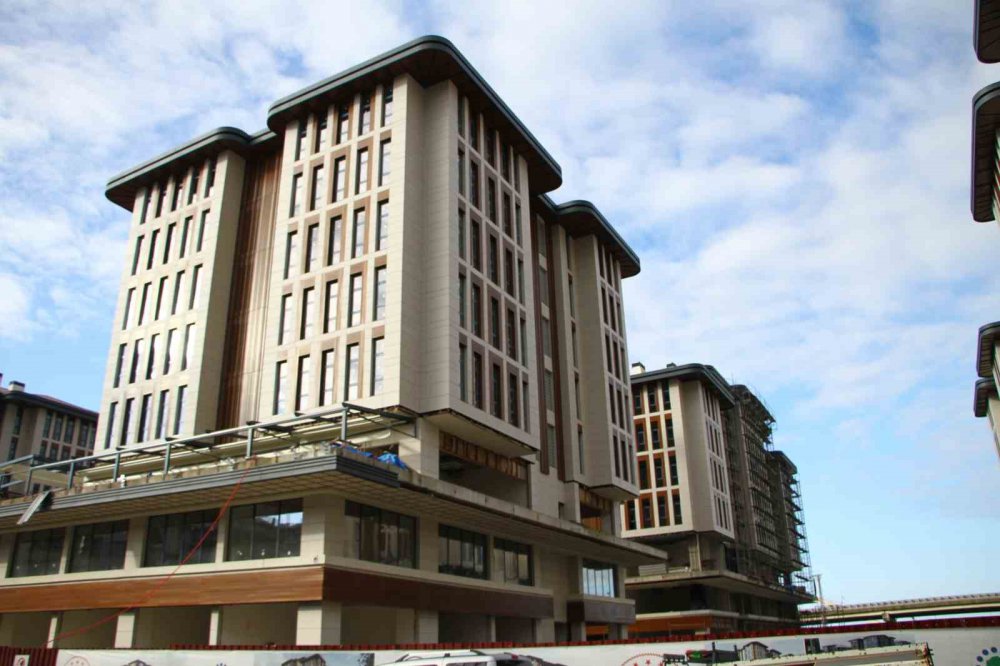 RİZE ŞEHİR MERKEZİNDEKİ ÇARŞI MAHALLESİ'NDE DENİZ SUYUNDAN KAYNAKLI KOROZYON NEDENİYLE SAĞLAMLIĞINI YİTTİRDİĞİ İÇİN YIKILAN BELEDİYE BLOKLARININ YERİNE YÜKSELEN YENİ BİNALARIN İNŞAASINDA SONA GELİNDİ