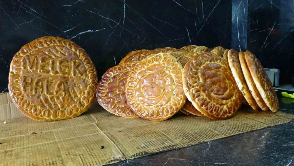 TOKAT'TA, RAMAZAN AYINA ÖZEL LEZZETLER ARASINDA YER ALAN NOHUT MAYALI ÇÖREK, TEZGAHLARDAKİ YERİNİ ALDI