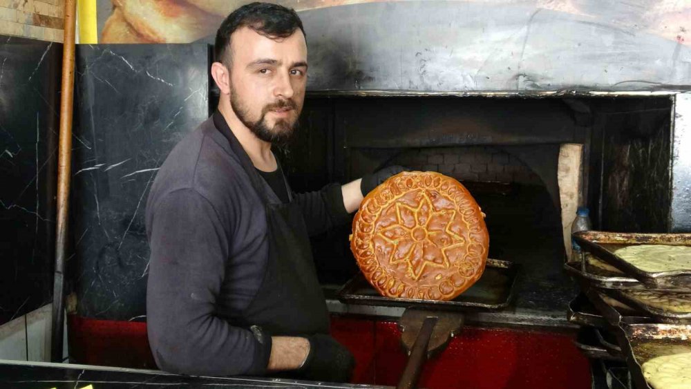 TOKAT'TA, RAMAZAN AYINA ÖZEL LEZZETLER ARASINDA YER ALAN NOHUT MAYALI ÇÖREK, TEZGAHLARDAKİ YERİNİ ALDI