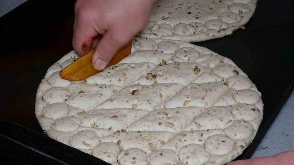TOKAT'TA, RAMAZAN AYINA ÖZEL LEZZETLER ARASINDA YER ALAN NOHUT MAYALI ÇÖREK, TEZGAHLARDAKİ YERİNİ ALDI