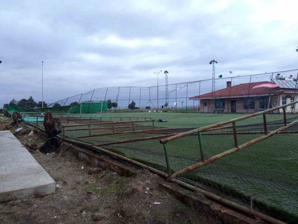 TRABZON'DA BUGÜN AKKAM SAATLERİNDE BAŞLAYAN ŞİDDETLİ FIRTINA MADDİ HASARA VE YARALANMALARA YOL AÇTI