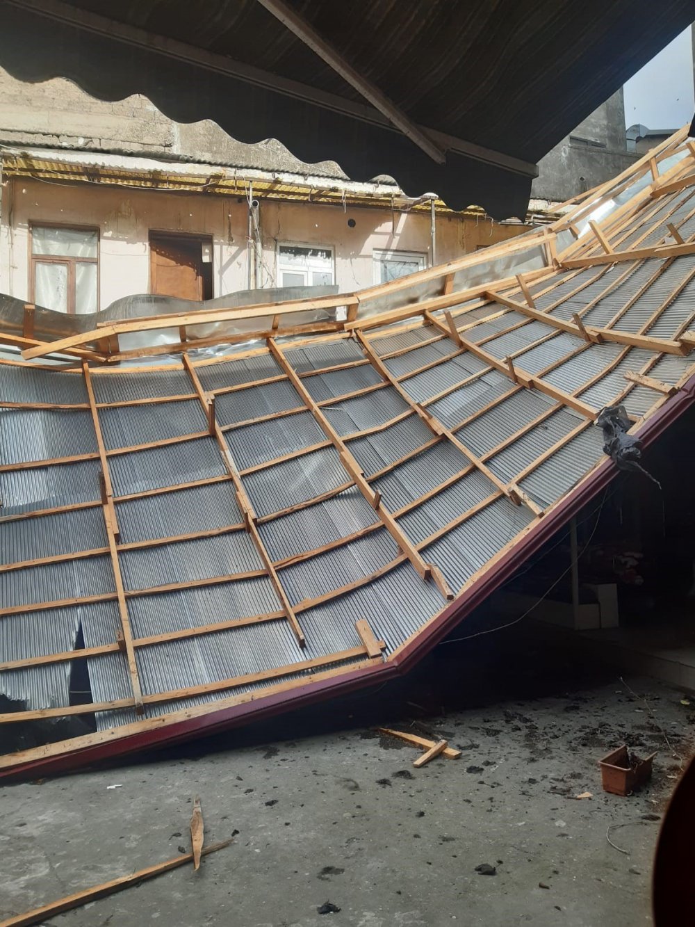 TRABZON'DA BUGÜN AKKAM SAATLERİNDE BAŞLAYAN ŞİDDETLİ FIRTINA MADDİ HASARA VE YARALANMALARA YOL AÇTI