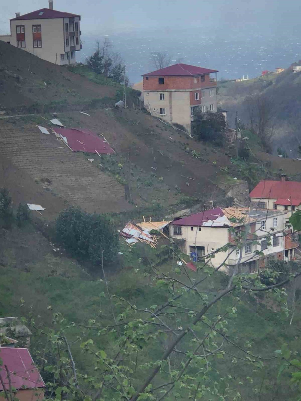TRABZON'DA BUGÜN AKKAM SAATLERİNDE BAŞLAYAN ŞİDDETLİ FIRTINA MADDİ HASARA VE YARALANMALARA YOL AÇTI