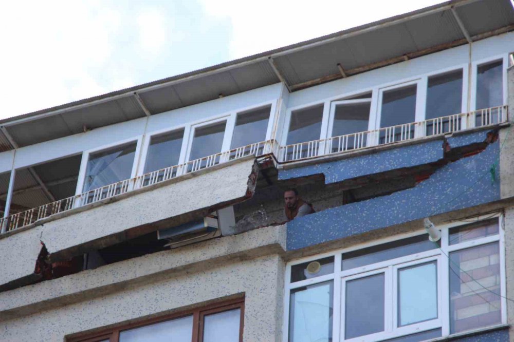 TRABZON'UN ORTAHİSAR İLÇESİNDEKİ YENİMAHALLE'DE PATLAYAN ANA İSALE HATTI BORUSUNDAN ÇIKAN BASINÇLI SUYUN BÜYÜK HASARA YOL AÇTIĞI 7 KATLI BİNADA HASAR TESPİT ÇALIŞMASI BAŞLATILDI