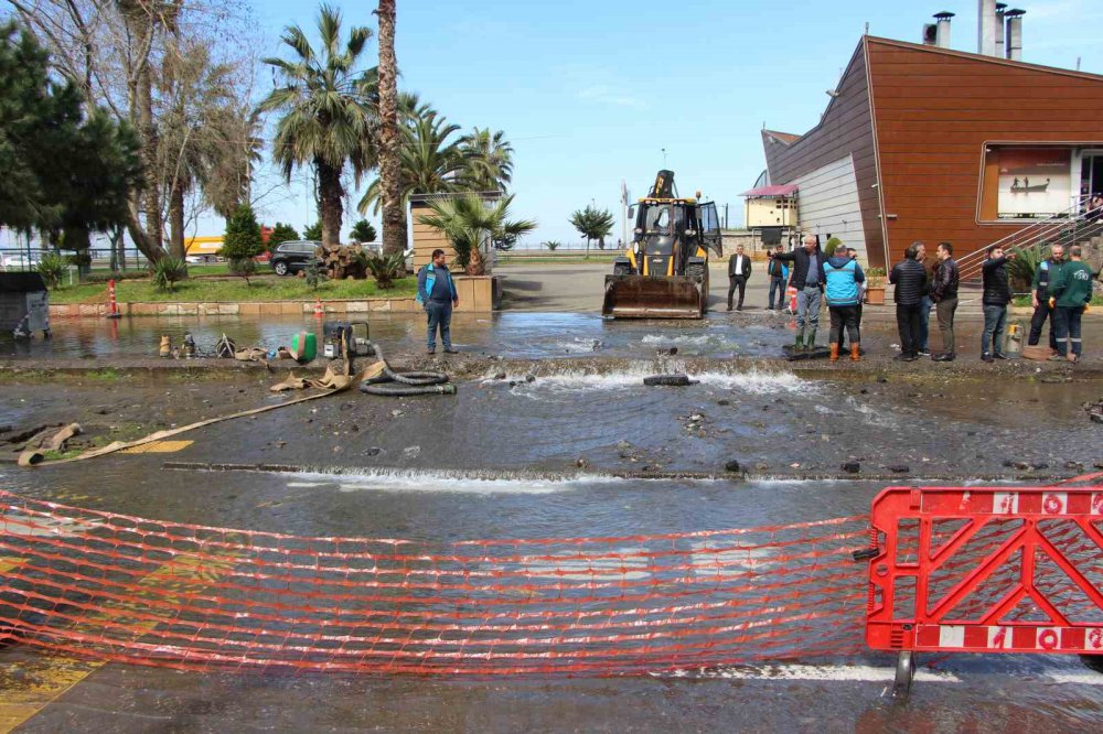 TRABZON'UN ORTAHİSAR İLÇESİNDEKİ YENİMAHALLE'DE PATLAYAN ANA İSALE HATTI BORUSUNDAN ÇIKAN BASINÇLI SUYUN BÜYÜK HASARA YOL AÇTIĞI 7 KATLI BİNADA HASAR TESPİT ÇALIŞMASI BAŞLATILDI