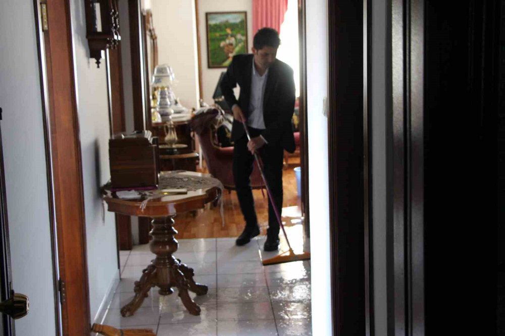 TRABZON'UN ORTAHİSAR İLÇESİNDEKİ YENİMAHALLE'DE PATLAYAN ANA İSALE HATTI BORUSUNDAN ÇIKAN BASINÇLI SUYUN BÜYÜK HASARA YOL AÇTIĞI 7 KATLI BİNADA HASAR TESPİT ÇALIŞMASI BAŞLATILDI