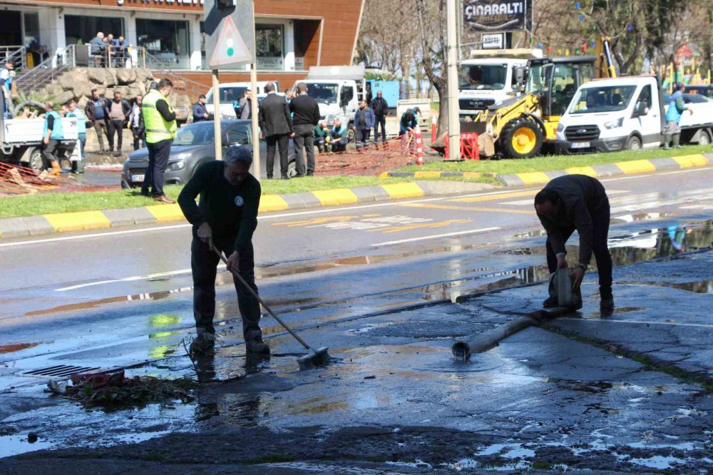 TRABZON'UN ORTAHİSAR İLÇESİNDEKİ YENİMAHALLE'DE PATLAYAN ANA İSALE HATTI BORUSUNDAN ÇIKAN BASINÇLI SUYUN BÜYÜK HASARA YOL AÇTIĞI 7 KATLI BİNADA HASAR TESPİT ÇALIŞMASI BAŞLATILDI