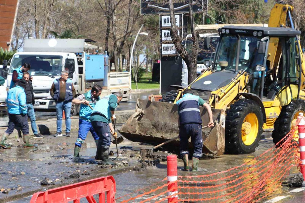TRABZON'UN ORTAHİSAR İLÇESİNDEKİ YENİMAHALLE'DE PATLAYAN ANA İSALE HATTI BORUSUNDAN ÇIKAN BASINÇLI SUYUN BÜYÜK HASARA YOL AÇTIĞI 7 KATLI BİNADA HASAR TESPİT ÇALIŞMASI BAŞLATILDI