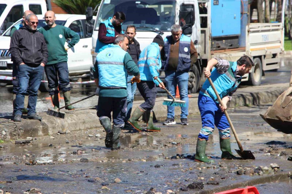 TRABZON'UN ORTAHİSAR İLÇESİNDEKİ YENİMAHALLE'DE PATLAYAN ANA İSALE HATTI BORUSUNDAN ÇIKAN BASINÇLI SUYUN BÜYÜK HASARA YOL AÇTIĞI 7 KATLI BİNADA HASAR TESPİT ÇALIŞMASI BAŞLATILDI