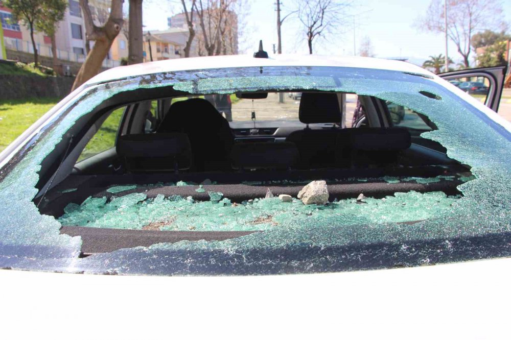 TRABZON'UN ORTAHİSAR İLÇESİNDEKİ YENİMAHALLE'DE PATLAYAN ANA İSALE HATTI BORUSUNDAN ÇIKAN BASINÇLI SUYUN BÜYÜK HASARA YOL AÇTIĞI 7 KATLI BİNADA HASAR TESPİT ÇALIŞMASI BAŞLATILDI