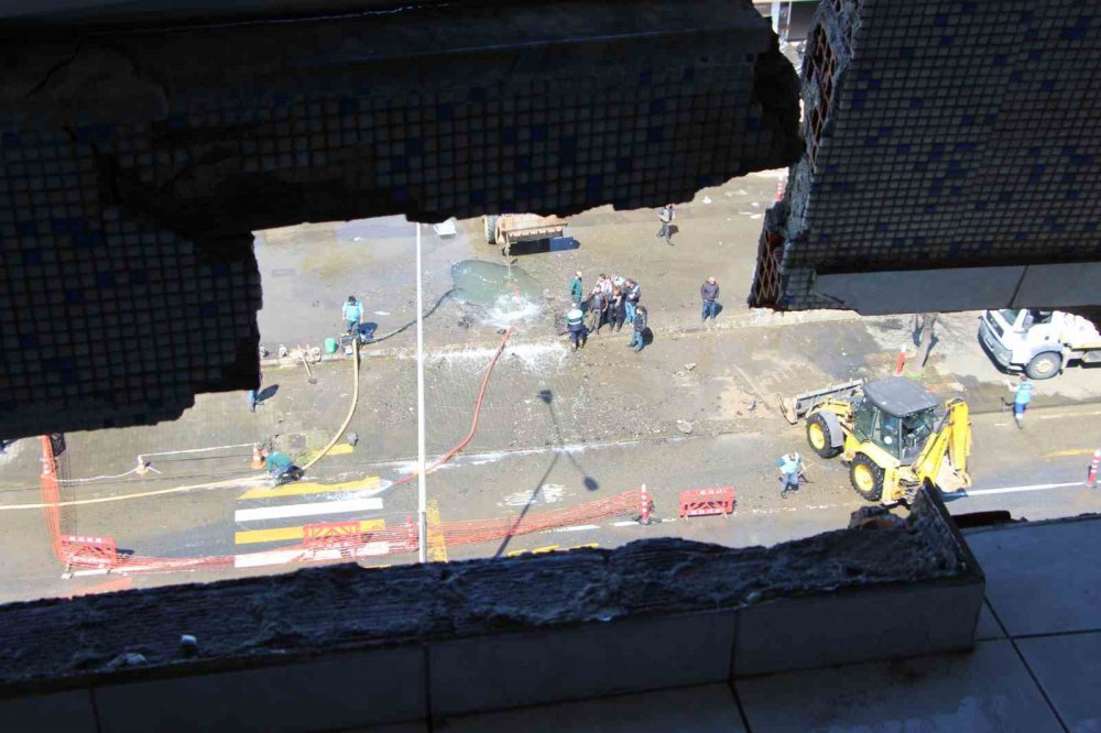 TRABZON'UN ORTAHİSAR İLÇESİNDEKİ YENİMAHALLE'DE PATLAYAN ANA İSALE HATTI BORUSUNDAN ÇIKAN BASINÇLI SUYUN BÜYÜK HASARA YOL AÇTIĞI 7 KATLI BİNADA HASAR TESPİT ÇALIŞMASI BAŞLATILDI