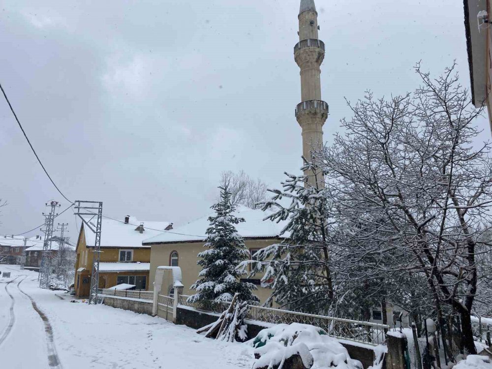 BATI KARADENİZ BÖLGESİNDE ETKİLİ OLAN SOĞUK HAVA İLE BİRLİKTE BARTIN'IN YÜKSEK RAKIMLI BÖLGELERİNDE KAR YAĞIŞI ETKİLİ OLDU. BARTIN’IN YÜKSEK RAKIMLI BÖLGELERİNDE KAR YAĞIŞI DEVAM EDİYOR