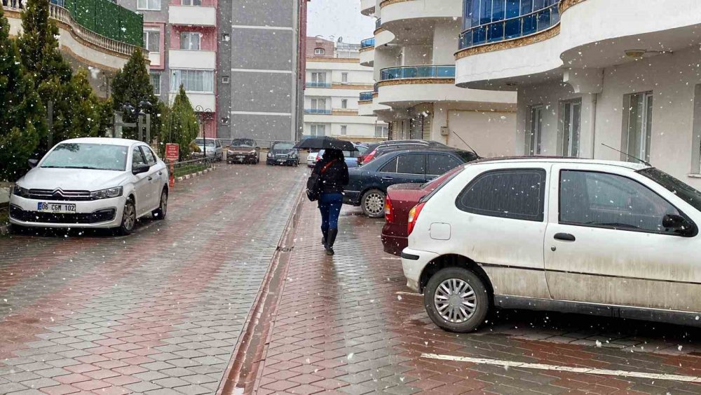 KASTAMONU'DA GECE SAATLERİNDE BAŞLAYAN KAR YAĞIŞI İL MERKEZİNDE DE ETKİSİNİ GÖSTERMEYE BAŞLADI