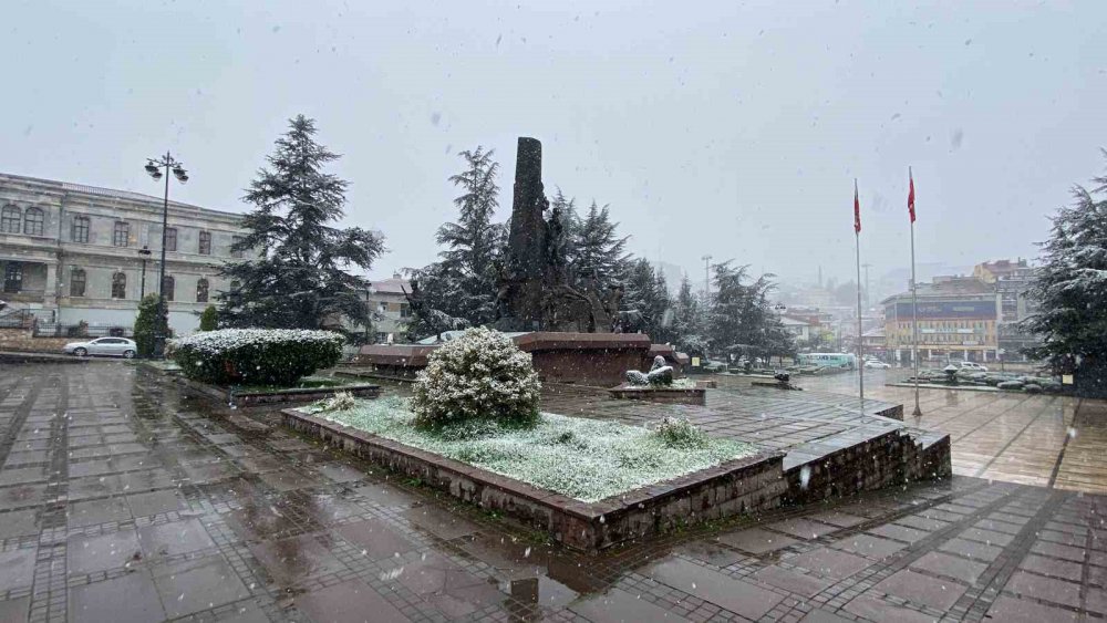 KASTAMONU'DA GECE SAATLERİNDE BAŞLAYAN KAR YAĞIŞI İL MERKEZİNDE DE ETKİSİNİ GÖSTERMEYE BAŞLADI