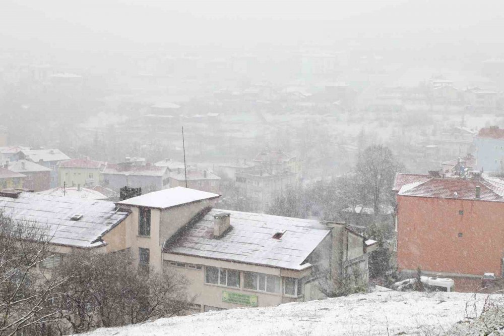 SAMSUN'UN KAVAK İLÇESİNDE AKŞAM SAATLERİNDE ETKİSİNİ GÖSTEREN KAR YAĞIŞI İLE BİRLİKTE İLÇE BEYAZA BÜRÜNDÜ