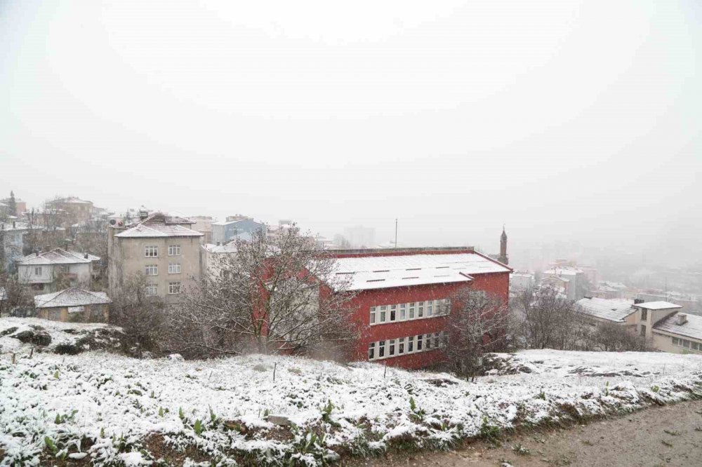 SAMSUN'UN KAVAK İLÇESİNDE AKŞAM SAATLERİNDE ETKİSİNİ GÖSTEREN KAR YAĞIŞI İLE BİRLİKTE İLÇE BEYAZA BÜRÜNDÜ