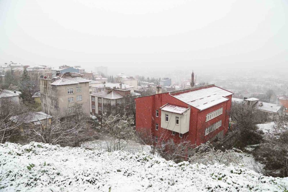 SAMSUN'UN KAVAK İLÇESİNDE AKŞAM SAATLERİNDE ETKİSİNİ GÖSTEREN KAR YAĞIŞI İLE BİRLİKTE İLÇE BEYAZA BÜRÜNDÜ