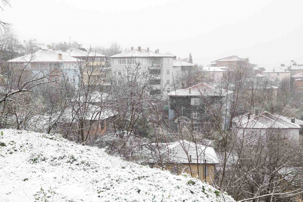 SAMSUN'UN KAVAK İLÇESİNDE AKŞAM SAATLERİNDE ETKİSİNİ GÖSTEREN KAR YAĞIŞI İLE BİRLİKTE İLÇE BEYAZA BÜRÜNDÜ