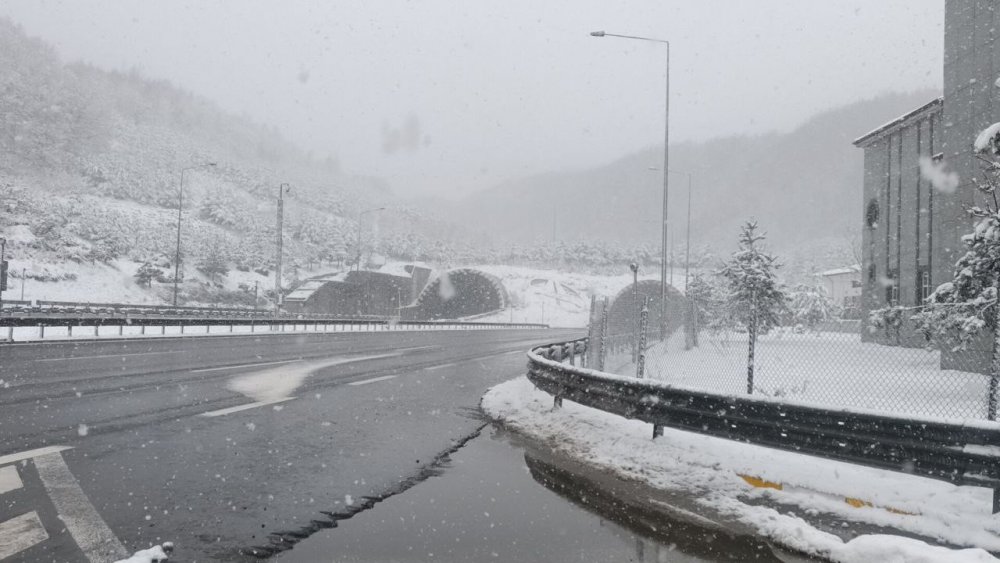 BOLU'DA, DÜN SABAH SAATLERİNDE BAŞLAYAN KAR YAĞIŞI BOLU DAĞI GEÇİŞ GÜZERGAHINDA SÜRÜCÜLERE ZOR ANLAR YAŞATIYOR