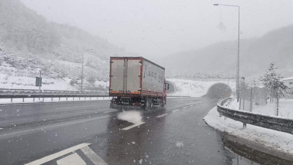 BOLU'DA, DÜN SABAH SAATLERİNDE BAŞLAYAN KAR YAĞIŞI BOLU DAĞI GEÇİŞ GÜZERGAHINDA SÜRÜCÜLERE ZOR ANLAR YAŞATIYOR