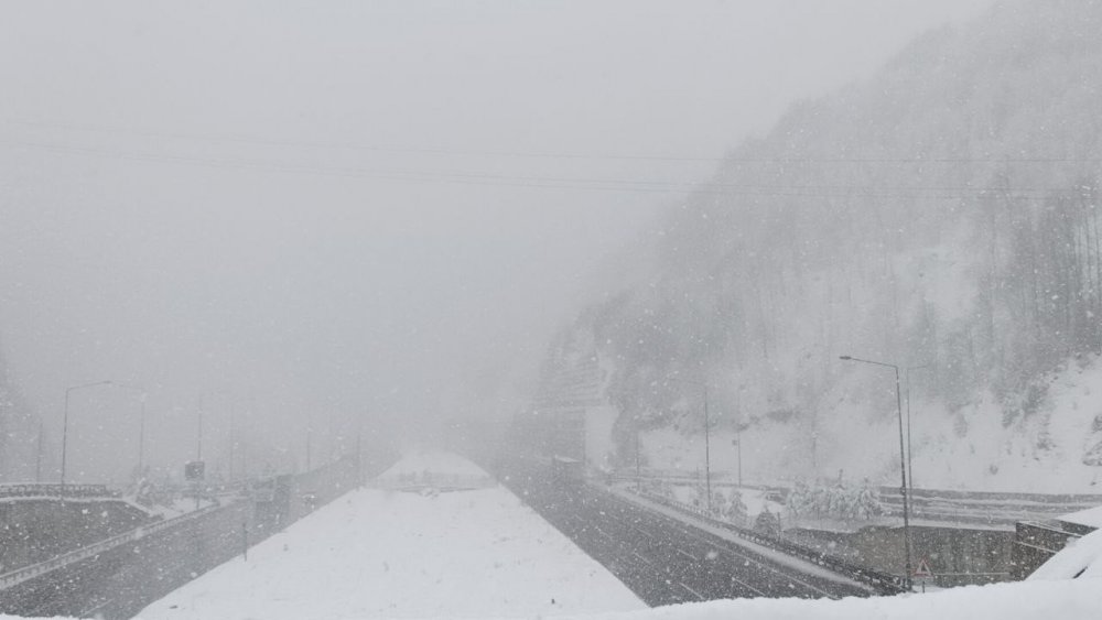 BOLU'DA, DÜN SABAH SAATLERİNDE BAŞLAYAN KAR YAĞIŞI BOLU DAĞI GEÇİŞ GÜZERGAHINDA SÜRÜCÜLERE ZOR ANLAR YAŞATIYOR