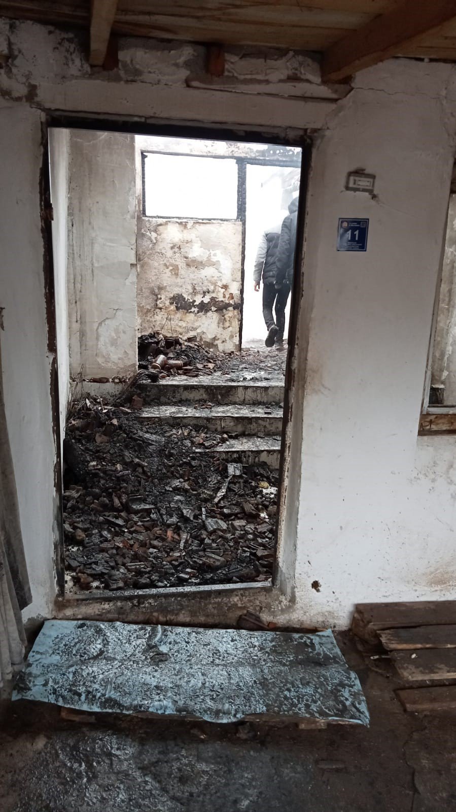 ÇORUM'UN İSKİLİP İLÇESİ TIRAŞLAR MAHALLESİ'NDE ALEVLERE TESLİM OLAN EV VE AHIR KULLANILMAZ HALE GELDİ