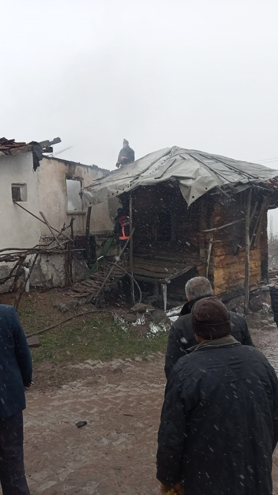 ÇORUM'UN İSKİLİP İLÇESİ TIRAŞLAR MAHALLESİ'NDE ALEVLERE TESLİM OLAN EV VE AHIR KULLANILMAZ HALE GELDİ