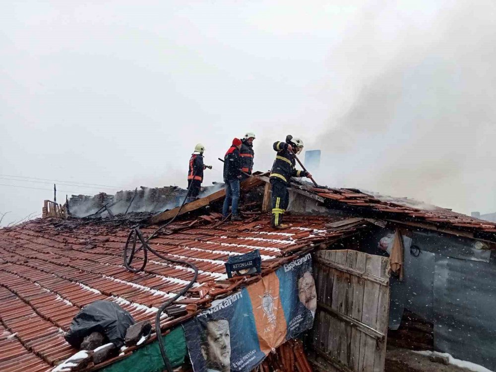 ÇORUM'UN İSKİLİP İLÇESİ TIRAŞLAR MAHALLESİ'NDE ALEVLERE TESLİM OLAN EV VE AHIR KULLANILMAZ HALE GELDİ