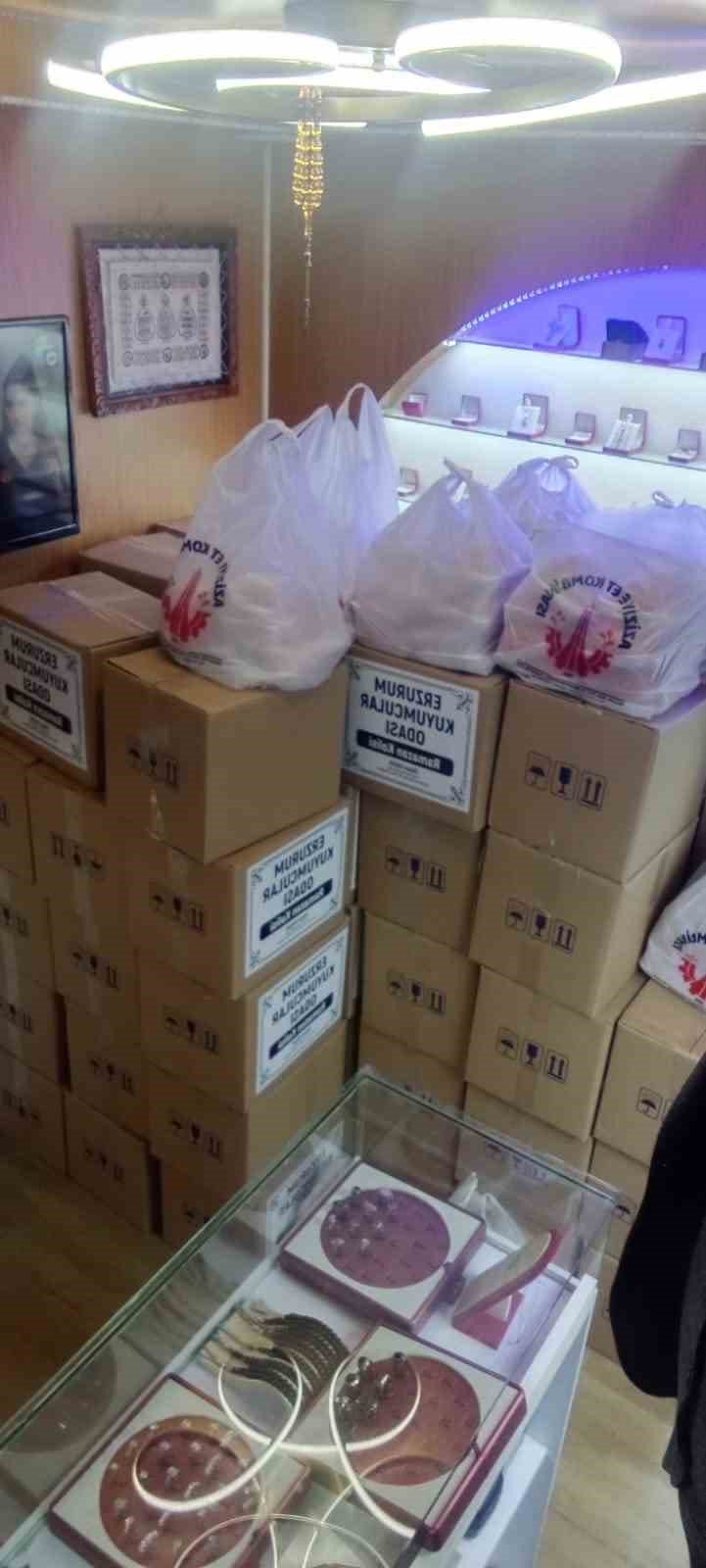 ERZURUM KUYUMCULAR ODASINCA 300’Ü AŞKIN AİLEYE KAPI KAPI DOLAŞARAK 500 AİLEYE GIDA YARDIMI YAPILDI. AYRICA 10 AİLEYE RAMAZAN BOYUNCA EKMEK YARDIMI VE 10 AİLENİN DE YİNE RAMAZAN BOYUNCA TÜM İHTİYAÇLARINI KARŞILANACAK