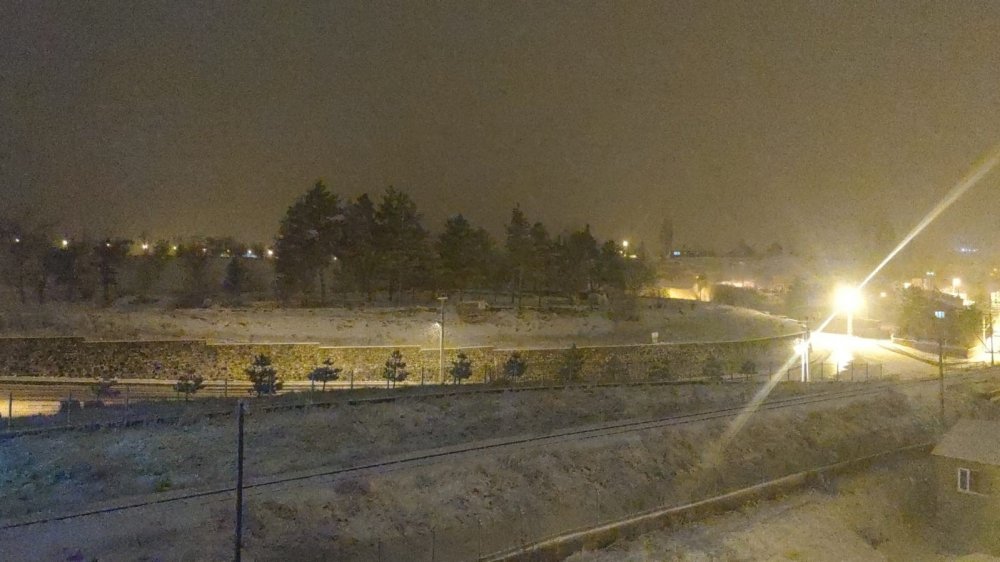 ERZURUM'UN AŞKALE İLÇESİNDE ETKİLİ OLAN SAĞANAK YAĞIŞ YERİNİ KAR YAĞIŞINA BIRAKTI