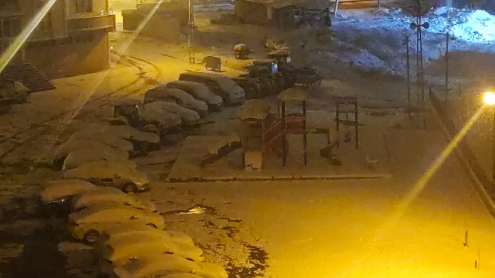 ERZURUM'UN AŞKALE İLÇESİNDE ETKİLİ OLAN SAĞANAK YAĞIŞ YERİNİ KAR YAĞIŞINA BIRAKTI