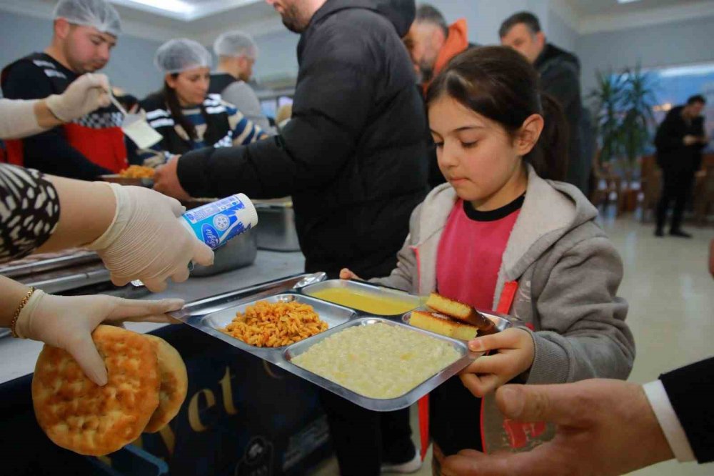 ORDU'NUN FATSA BELEDİYE BAŞKANI İBRAHİM ETEM KİBAR, RAMAZAN AYI BOYUNCA HER GÜN BİN 300 VATANDAŞIN İFTAR SOFRASINDA BULUŞACAĞINI SÖYLEDİ